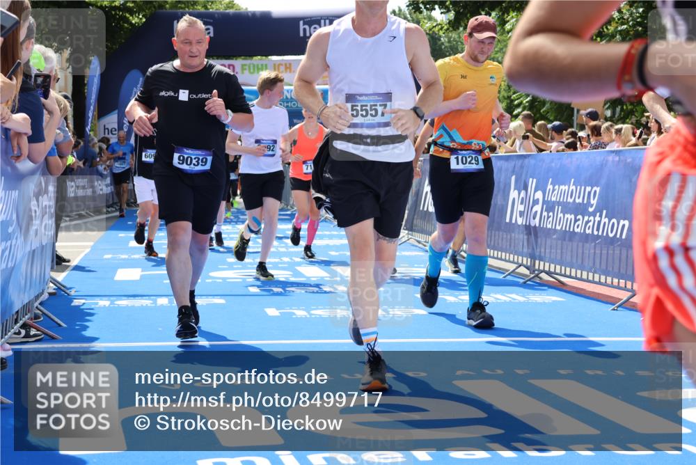 29.06.2025 - hella hamburg halbmarathon Strokosch-Dieckow http://msf.ph/oto/8499717 29.06.2025 11:33:59 Ziel 1029, 1324, 1732, 2199, 3010, 3457, 3511, 3871, 3880, 5260, 5557, 6092, 6093, 7140, 7570, 8306, 9715, 12755, 13422, 15004, 17099, 17443, 18132, 18378, 18578, 18998 meine-sportfotos.de
