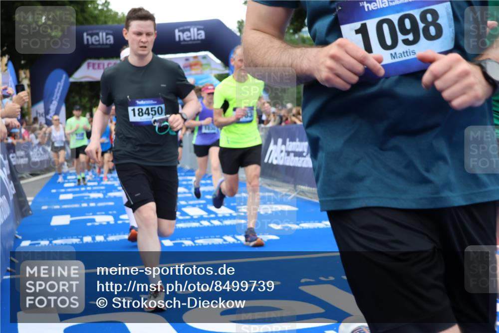 29.06.2025 - hella hamburg halbmarathon Strokosch-Dieckow http://msf.ph/oto/8499739 29.06.2025 10:53:33 Ziel 1030, 1061, 1098, 1499, 1502, 1783, 2058, 2070, 2630, 3399, 3819, 5399, 5866, 6628, 6762, 10549, 10895, 11068, 11588, 11589, 11604, 12632, 12909, 13865, 13912, 15061, 15113, 15441, 15497, 15856, 16092, 17710, 18143, 18450, 18612, 18666, 18715 meine-sportfotos.de