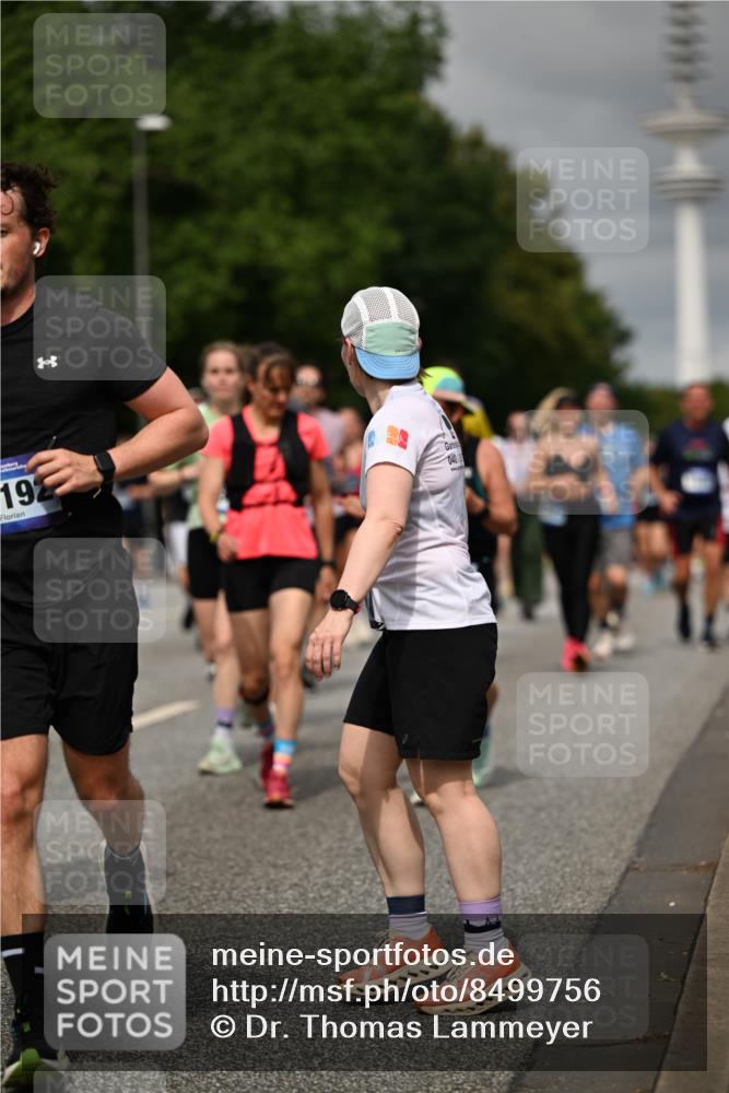 29.06.2025 - hella hamburg halbmarathon Dr. Thomas Lammeyer http://msf.ph/oto/8499756 29.06.2025 10:24:18 Kennedybrücke 1110, 1115, 1145, 2357, 3278, 3678, 4539, 4585, 4614, 4737, 4739, 5123, 5556, 5659, 5834, 5849, 5937, 6444, 6874, 7137, 7519, 7739, 7744, 7808, 7917, 8387, 8462, 8588, 9136, 9196, 9735, 10414, 10550, 10622, 11028, 11036, 11434 meine-sportfotos.de