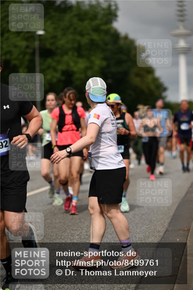 29.06.2025 - hella hamburg halbmarathon Dr. Thomas Lammeyer http://msf.ph/oto/8499761 29.06.2025 10:24:18 Kennedybrücke 1110, 1115, 1145, 2357, 3278, 3678, 4539, 4585, 4614, 4737, 4739, 5123, 5556, 5659, 5834, 5849, 5937, 6444, 6874, 7137, 7519, 7739, 7744, 7808, 7917, 8387, 8462, 8588, 9136, 9196, 9735, 10414, 10550, 10622, 11028, 11036, 11434 meine-sportfotos.de