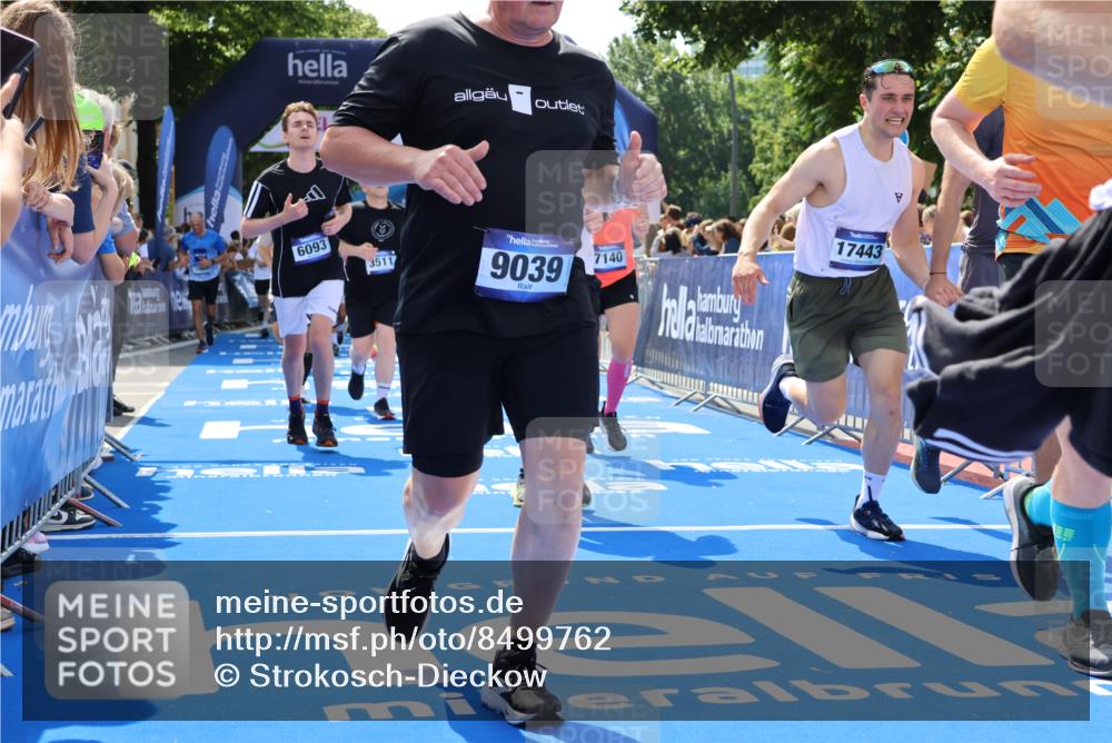 29.06.2025 - hella hamburg halbmarathon Strokosch-Dieckow http://msf.ph/oto/8499762 29.06.2025 11:34:00 Ziel 1029, 1324, 1732, 2199, 3010, 3457, 3511, 3871, 3880, 5557, 6092, 6093, 7140, 7570, 8306, 9715, 12184, 12755, 13422, 15004, 17443, 18132, 18378, 18998 meine-sportfotos.de