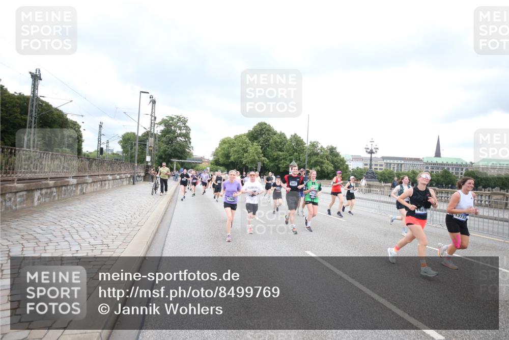 29.06.2025 - hella hamburg halbmarathon Jannik Wohlers http://msf.ph/oto/8499769 29.06.2025 10:56:55 Lombardsbrücke 2041, 2370, 3195, 3388, 3723, 3851, 4086, 4106, 4180, 4485, 4611, 4998, 5316, 5639, 5738, 6053, 6832, 7592, 7728, 7787, 8035, 8224, 8287, 8386, 8540, 8552, 8679, 8851, 8853, 9110, 9430, 9670, 9824, 10078, 10505, 10913, 10914, 11954, 12306, 12396, 12484, 12698, 12799, 12832, 12984, 13048, 13224, 13438, 13490, 13513, 13697, 13731, 14146, 14366, 14862, 16007, 18534 meine-sportfotos.de