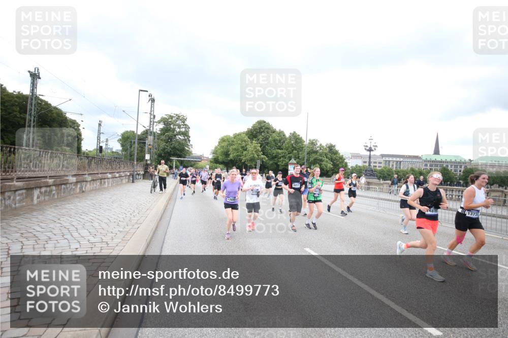 29.06.2025 - hella hamburg halbmarathon Jannik Wohlers http://msf.ph/oto/8499773 29.06.2025 10:56:55 Lombardsbrücke 2041, 2370, 3195, 3388, 3723, 3851, 4086, 4106, 4180, 4485, 4611, 4998, 5316, 5639, 5738, 6053, 6832, 7592, 7728, 7787, 8035, 8224, 8287, 8386, 8540, 8552, 8679, 8851, 8853, 9110, 9430, 9670, 9824, 10078, 10505, 10913, 10914, 11954, 12306, 12396, 12484, 12698, 12799, 12832, 12984, 13048, 13224, 13438, 13490, 13513, 13697, 13731, 14146, 14366, 14862, 16007, 18534 meine-sportfotos.de