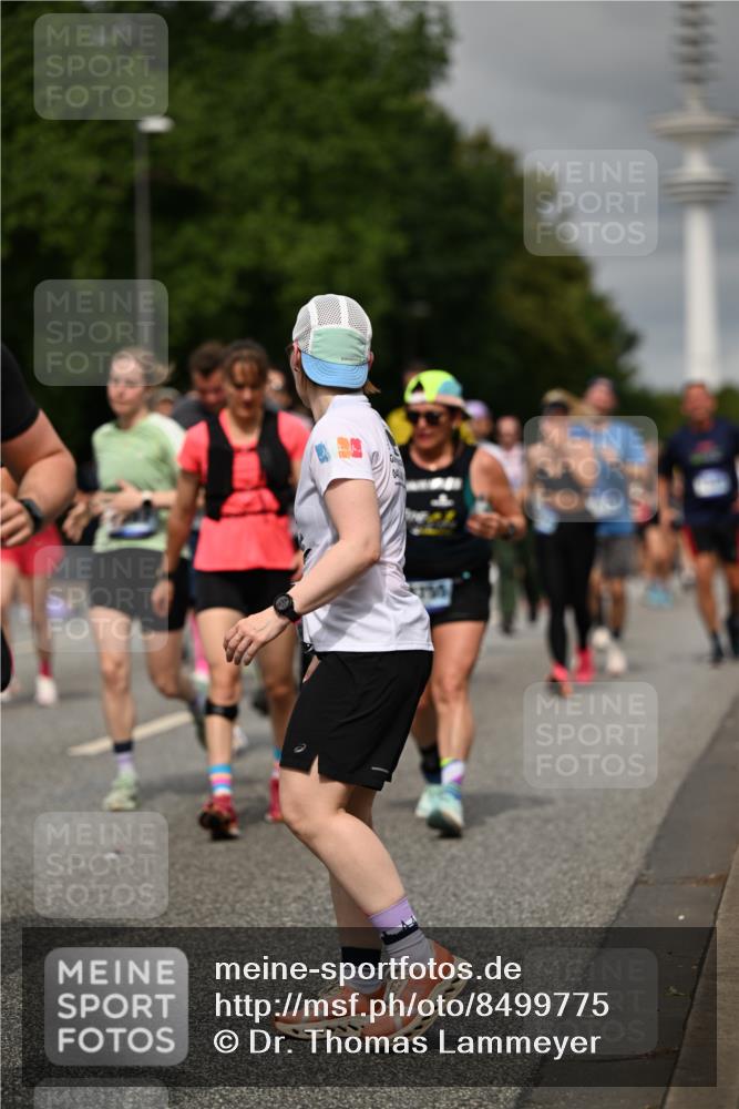 29.06.2025 - hella hamburg halbmarathon Dr. Thomas Lammeyer http://msf.ph/oto/8499775 29.06.2025 10:24:19 Kennedybrücke 1110, 1115, 1145, 1534, 2357, 3278, 3678, 4539, 4585, 4614, 4737, 4739, 5123, 5556, 5659, 5834, 5849, 5937, 6444, 6874, 7101, 7137, 7519, 7739, 7744, 7808, 7917, 8387, 8462, 8588, 9136, 9196, 9735, 10414, 10550, 10595, 10622, 11028, 11036, 11434 meine-sportfotos.de