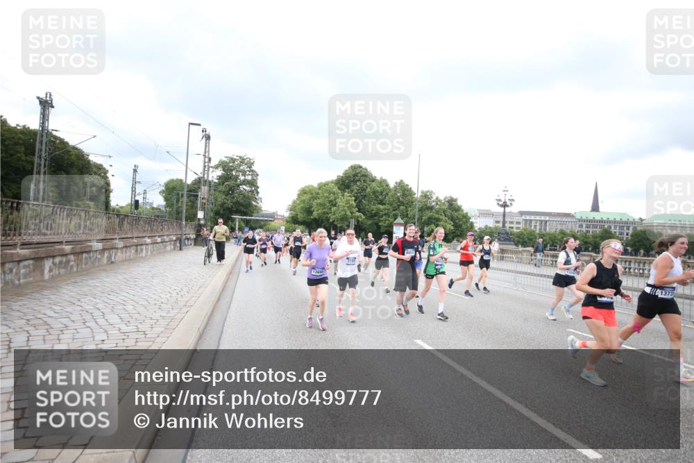 29.06.2025 - hella hamburg halbmarathon Jannik Wohlers http://msf.ph/oto/8499777 29.06.2025 10:56:55 Lombardsbrücke 2041, 2370, 3195, 3388, 3723, 3851, 4086, 4106, 4180, 4485, 4611, 4998, 5316, 5639, 5738, 6053, 6832, 7592, 7728, 7787, 8035, 8224, 8287, 8386, 8540, 8552, 8679, 8851, 8853, 9110, 9430, 9670, 9824, 10078, 10505, 10913, 10914, 11954, 12306, 12396, 12484, 12698, 12799, 12832, 12984, 13048, 13224, 13438, 13490, 13513, 13697, 13731, 14146, 14366, 14862, 16007, 18534 meine-sportfotos.de