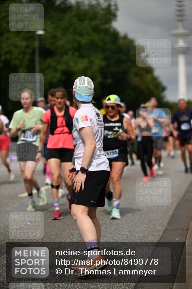 29.06.2025 - hella hamburg halbmarathon Dr. Thomas Lammeyer http://msf.ph/oto/8499778 29.06.2025 10:24:19 Kennedybrücke 1110, 1115, 1145, 1534, 2357, 3278, 3678, 4539, 4585, 4614, 4737, 4739, 5123, 5556, 5659, 5834, 5849, 5937, 6444, 6874, 7101, 7137, 7519, 7739, 7744, 7808, 7917, 8387, 8462, 8588, 9136, 9196, 9735, 10414, 10550, 10595, 10622, 11028, 11036, 11434 meine-sportfotos.de