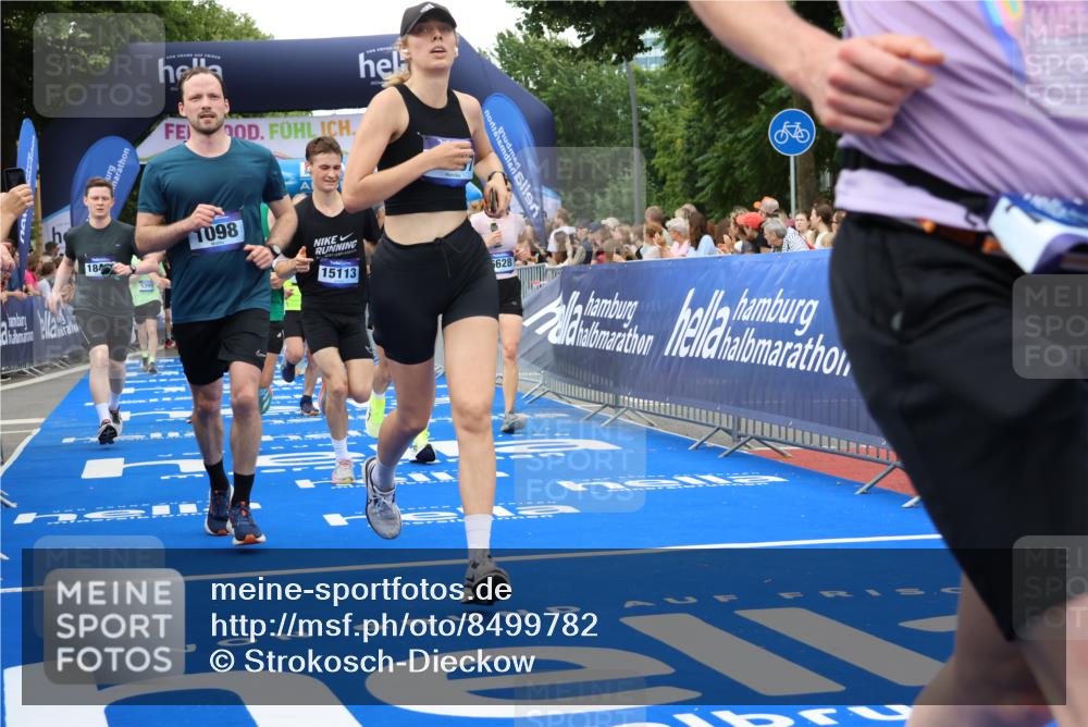 29.06.2025 - hella hamburg halbmarathon Strokosch-Dieckow http://msf.ph/oto/8499782 29.06.2025 10:53:31 Ziel 1030, 1061, 1098, 1499, 1502, 1783, 2070, 2630, 3399, 3819, 5866, 6198, 6628, 6629, 6762, 10549, 11068, 12632, 12909, 13865, 13912, 13997, 15061, 15113, 15497, 15856, 17710, 18450, 18612, 18666, 18715 meine-sportfotos.de