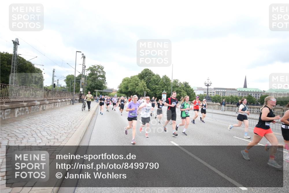 29.06.2025 - hella hamburg halbmarathon Jannik Wohlers http://msf.ph/oto/8499790 29.06.2025 10:56:56 Lombardsbrücke 2041, 2370, 3195, 3388, 3723, 3851, 4086, 4106, 4180, 4485, 4611, 4998, 5316, 5639, 5738, 6053, 7728, 7787, 8035, 8287, 8386, 8540, 8552, 8851, 8853, 9110, 9430, 9670, 9824, 10078, 10913, 10914, 11954, 12306, 12396, 12698, 12799, 12832, 12984, 13048, 13224, 13425, 13427, 13438, 13490, 13513, 13697, 13731, 14146, 14366, 14862, 16007, 18534 meine-sportfotos.de