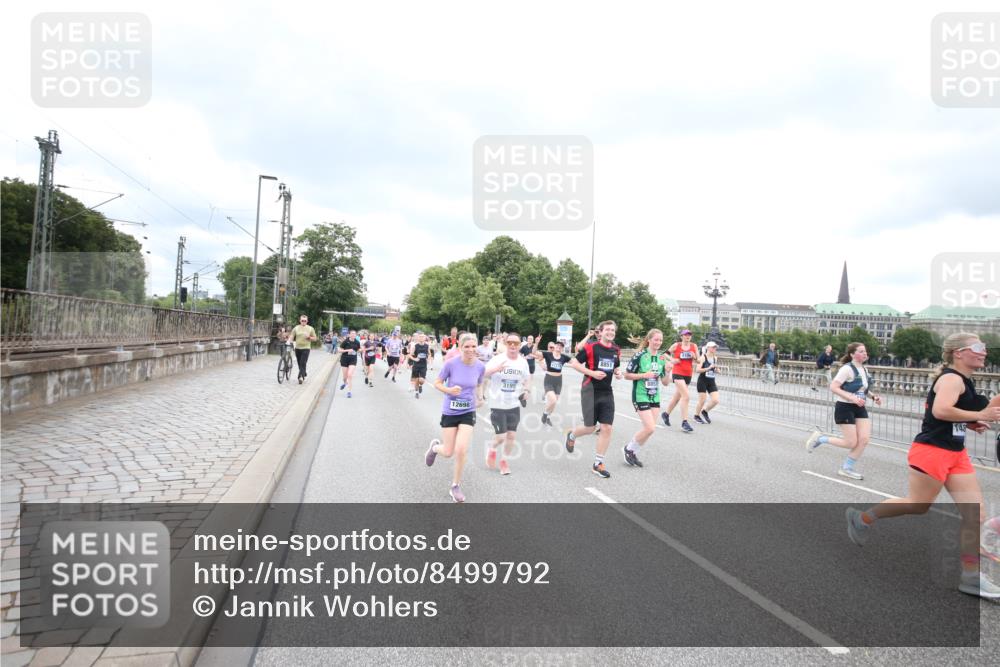 29.06.2025 - hella hamburg halbmarathon Jannik Wohlers http://msf.ph/oto/8499792 29.06.2025 10:56:56 Lombardsbrücke 2041, 2370, 3195, 3388, 3723, 3851, 4086, 4106, 4180, 4485, 4611, 4998, 5316, 5639, 5738, 6053, 7728, 7787, 8035, 8287, 8386, 8540, 8552, 8851, 8853, 9110, 9430, 9670, 9824, 10078, 10913, 10914, 11954, 12306, 12396, 12698, 12799, 12832, 12984, 13048, 13224, 13425, 13427, 13438, 13490, 13513, 13697, 13731, 14146, 14366, 14862, 16007, 18534 meine-sportfotos.de