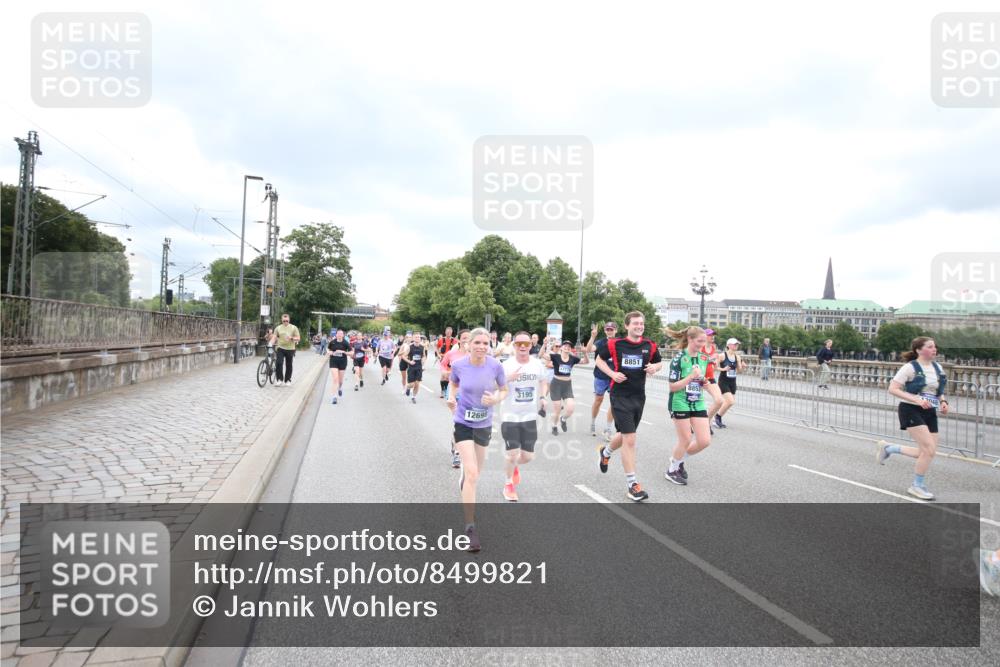 29.06.2025 - hella hamburg halbmarathon Jannik Wohlers http://msf.ph/oto/8499821 29.06.2025 10:56:56 Lombardsbrücke 2041, 2370, 3195, 3388, 3723, 3851, 4086, 4106, 4180, 4485, 4611, 4998, 5316, 5639, 5738, 6053, 7728, 7787, 8035, 8287, 8386, 8540, 8552, 8851, 8853, 9110, 9430, 9670, 9824, 10078, 10913, 10914, 11954, 12306, 12396, 12698, 12799, 12832, 12984, 13048, 13224, 13425, 13427, 13438, 13490, 13513, 13697, 13731, 14146, 14366, 14862, 16007, 18534 meine-sportfotos.de