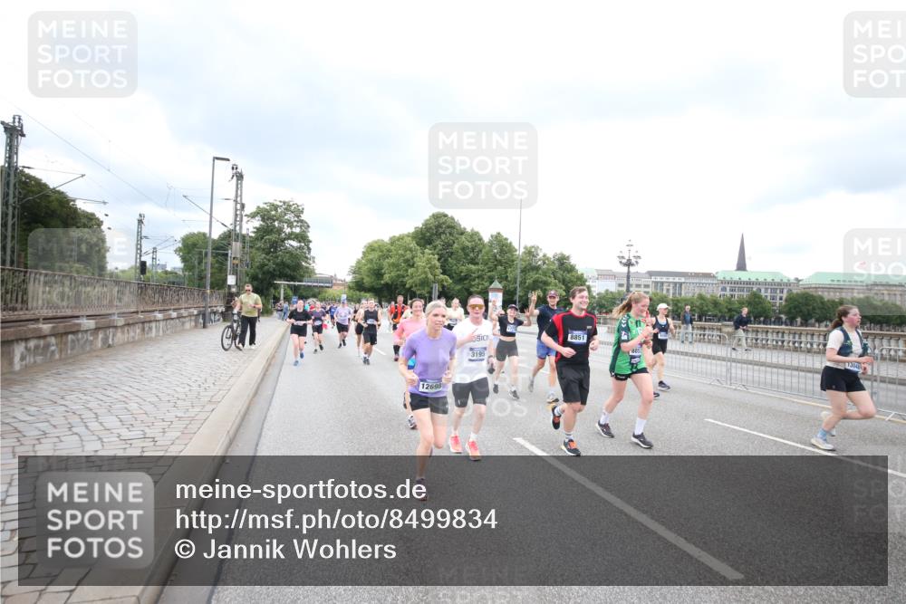 29.06.2025 - hella hamburg halbmarathon Jannik Wohlers http://msf.ph/oto/8499834 29.06.2025 10:56:56 Lombardsbrücke 2041, 2370, 3195, 3388, 3723, 3851, 4086, 4106, 4180, 4485, 4611, 4998, 5316, 5639, 5738, 6053, 7728, 7787, 8035, 8287, 8386, 8540, 8552, 8851, 8853, 9110, 9430, 9670, 9824, 10078, 10913, 10914, 11954, 12306, 12396, 12698, 12799, 12832, 12984, 13048, 13224, 13425, 13427, 13438, 13490, 13513, 13697, 13731, 14146, 14366, 14862, 16007, 18534 meine-sportfotos.de