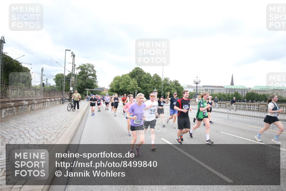 29.06.2025 - hella hamburg halbmarathon Jannik Wohlers http://msf.ph/oto/8499840 29.06.2025 10:56:56 Lombardsbrücke 2041, 2370, 3195, 3388, 3723, 3851, 4086, 4106, 4180, 4485, 4611, 4998, 5316, 5639, 5738, 6053, 7728, 7787, 8035, 8287, 8386, 8540, 8552, 8851, 8853, 9110, 9430, 9670, 9824, 10078, 10913, 10914, 11954, 12306, 12396, 12698, 12799, 12832, 12984, 13048, 13224, 13425, 13427, 13438, 13490, 13513, 13697, 13731, 14146, 14366, 14862, 16007, 18534 meine-sportfotos.de