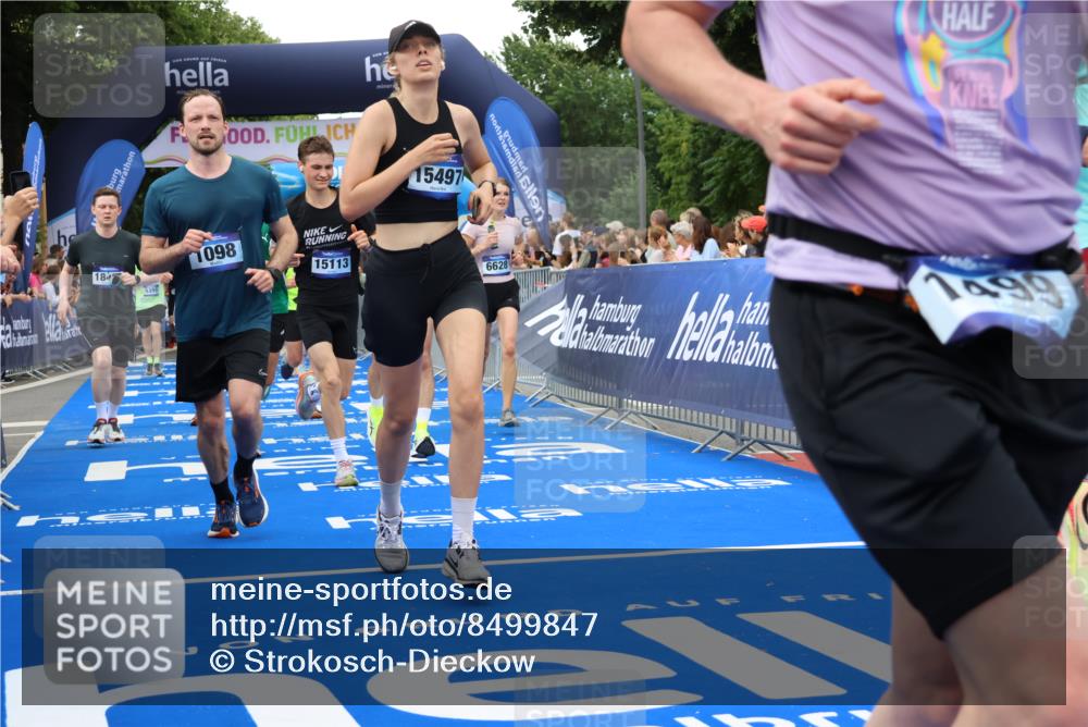 29.06.2025 - hella hamburg halbmarathon Strokosch-Dieckow http://msf.ph/oto/8499847 29.06.2025 10:53:31 Ziel 1030, 1061, 1098, 1499, 1502, 1783, 2070, 2630, 3399, 3819, 5866, 6198, 6628, 6629, 6762, 10549, 11068, 12632, 12909, 13865, 13912, 13997, 15061, 15113, 15497, 15856, 17710, 18450, 18612, 18666, 18715 meine-sportfotos.de