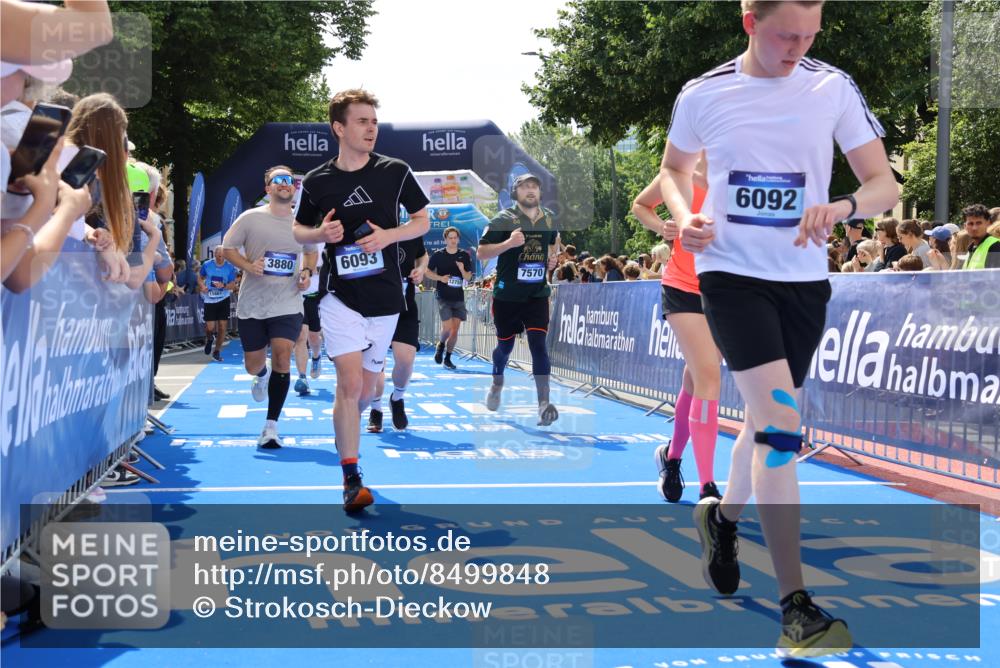 29.06.2025 - hella hamburg halbmarathon Strokosch-Dieckow http://msf.ph/oto/8499848 29.06.2025 11:34:01 Ziel 1029, 1324, 1732, 2199, 2933, 3010, 3122, 3457, 3511, 3871, 3880, 5557, 6092, 6093, 7140, 7522, 7570, 8306, 9715, 12184, 12755, 13422, 15004, 17443, 18132, 18378, 18998 meine-sportfotos.de