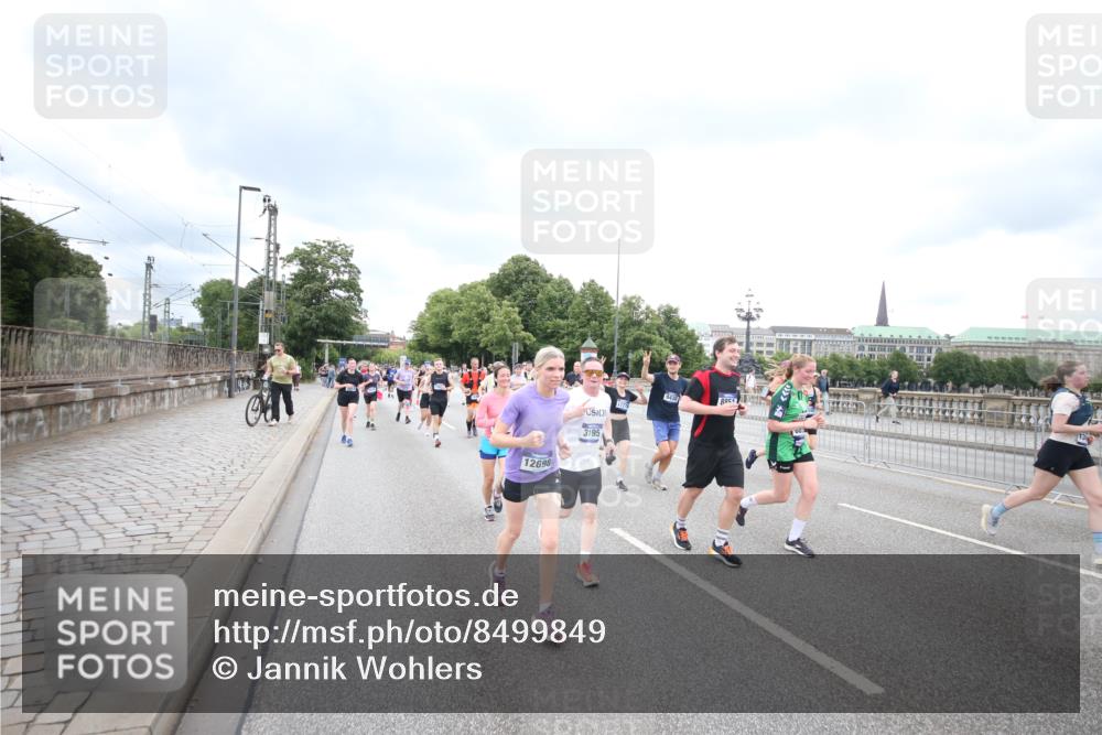 29.06.2025 - hella hamburg halbmarathon Jannik Wohlers http://msf.ph/oto/8499849 29.06.2025 10:56:56 Lombardsbrücke 2041, 2370, 3195, 3388, 3723, 3851, 4086, 4106, 4180, 4485, 4611, 4998, 5316, 5639, 5738, 6053, 7728, 7787, 8035, 8287, 8386, 8540, 8552, 8851, 8853, 9110, 9430, 9670, 9824, 10078, 10913, 10914, 11954, 12306, 12396, 12698, 12799, 12832, 12984, 13048, 13224, 13425, 13427, 13438, 13490, 13513, 13697, 13731, 14146, 14366, 14862, 16007, 18534 meine-sportfotos.de