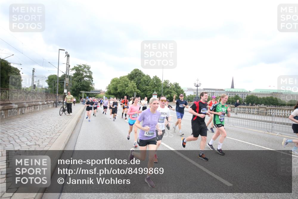 29.06.2025 - hella hamburg halbmarathon Jannik Wohlers http://msf.ph/oto/8499869 29.06.2025 10:56:56 Lombardsbrücke 2041, 2370, 3195, 3388, 3723, 3851, 4086, 4106, 4180, 4485, 4611, 4998, 5316, 5639, 5738, 6053, 7728, 7787, 8035, 8287, 8386, 8540, 8552, 8851, 8853, 9110, 9430, 9670, 9824, 10078, 10913, 10914, 11954, 12306, 12396, 12698, 12799, 12832, 12984, 13048, 13224, 13425, 13427, 13438, 13490, 13513, 13697, 13731, 14146, 14366, 14862, 16007, 18534 meine-sportfotos.de