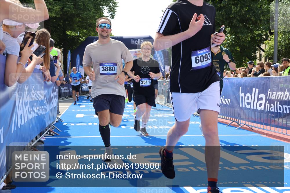 29.06.2025 - hella hamburg halbmarathon Strokosch-Dieckow http://msf.ph/oto/8499900 29.06.2025 11:34:02 Ziel 1029, 1732, 2199, 2933, 3010, 3122, 3511, 3880, 5557, 6092, 6093, 7140, 7522, 7570, 8306, 9715, 12184, 12755, 12869, 13422, 15004, 15870, 17412, 17443, 18132, 18378, 18998 meine-sportfotos.de