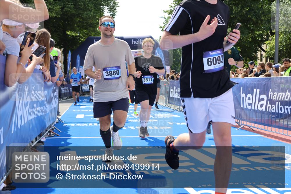 29.06.2025 - hella hamburg halbmarathon Strokosch-Dieckow http://msf.ph/oto/8499914 29.06.2025 11:34:03 Ziel 1029, 1732, 2199, 2933, 3010, 3122, 3511, 3880, 5557, 6092, 6093, 7140, 7522, 7570, 8306, 9715, 12184, 12755, 12869, 13422, 15004, 15661, 15870, 17412, 17443, 18132, 18378, 18998 meine-sportfotos.de