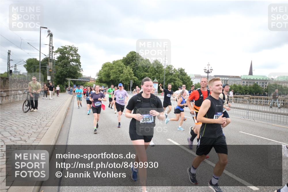 29.06.2025 - hella hamburg halbmarathon Jannik Wohlers http://msf.ph/oto/8499930 29.06.2025 10:57:00 Lombardsbrücke 1643, 2041, 2370, 3195, 3388, 3723, 3750, 3851, 4086, 4106, 4180, 4197, 5117, 5316, 5738, 6827, 7728, 7787, 8035, 8287, 8386, 8540, 8552, 8851, 8853, 8873, 9110, 9430, 9670, 9824, 10078, 10913, 10914, 12306, 12396, 12698, 12713, 12799, 12819, 12832, 12984, 13048, 13224, 13425, 13427, 13438, 13490, 13697, 13731, 14366, 14862, 14944, 14968, 15033, 15958, 16007, 16130, 18534 meine-sportfotos.de