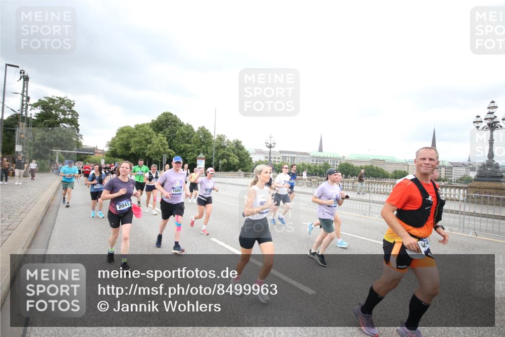 29.06.2025 - hella hamburg halbmarathon Jannik Wohlers http://msf.ph/oto/8499963 29.06.2025 10:57:01 Lombardsbrücke 1643, 2041, 3195, 3385, 3388, 3433, 3723, 3750, 4086, 4106, 4180, 4197, 5117, 5316, 5738, 6827, 6857, 7728, 7787, 8035, 8287, 8386, 8540, 8552, 8851, 8853, 8873, 9110, 9430, 9670, 9824, 10078, 10913, 10914, 12306, 12396, 12698, 12713, 12799, 12819, 12832, 12984, 13048, 13224, 13425, 13427, 13438, 13697, 13731, 14366, 14862, 14944, 14968, 15033, 15288, 15958, 16007, 16130, 18534 meine-sportfotos.de