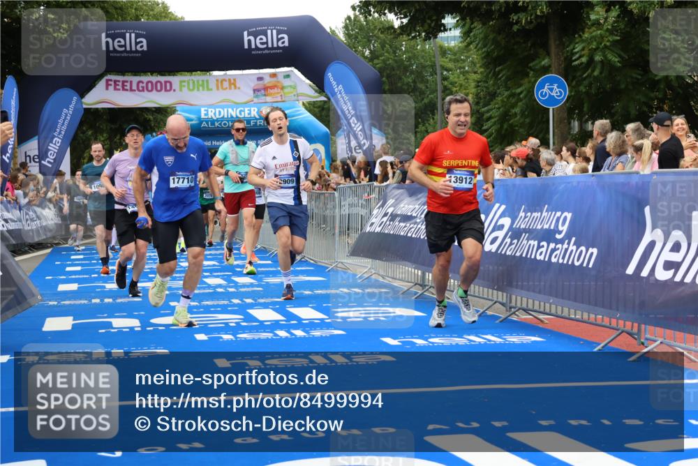 29.06.2025 - hella hamburg halbmarathon Strokosch-Dieckow http://msf.ph/oto/8499994 29.06.2025 10:53:27 Ziel 1030, 1061, 1098, 1499, 1727, 1783, 2070, 2354, 3399, 5866, 6198, 6628, 6629, 6942, 8651, 11068, 12490, 12909, 13912, 13997, 15113, 15497, 15838, 17710, 18134, 18450, 18612 meine-sportfotos.de