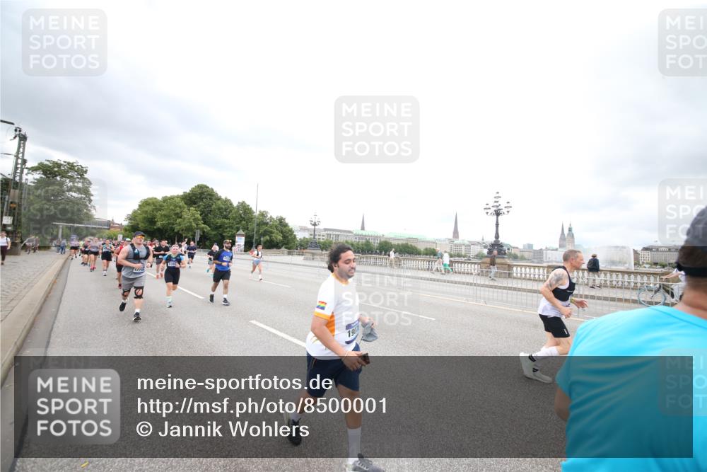 29.06.2025 - hella hamburg halbmarathon Jannik Wohlers http://msf.ph/oto/8500001 29.06.2025 10:57:05 Lombardsbrücke 1643, 2041, 3195, 3385, 3388, 3433, 3750, 4086, 4106, 4180, 4197, 5117, 5632, 5736, 5738, 6827, 6857, 7720, 7728, 8035, 8287, 8386, 8540, 8552, 8708, 8851, 8853, 8873, 9233, 9318, 9430, 9496, 9824, 10078, 10913, 10914, 11947, 12172, 12306, 12396, 12698, 12713, 12799, 12819, 13048, 13131, 13340, 13425, 13427, 13438, 13697, 14256, 14366, 14862, 14944, 14968, 15033, 15288, 15958, 16007, 16130, 18534 meine-sportfotos.de