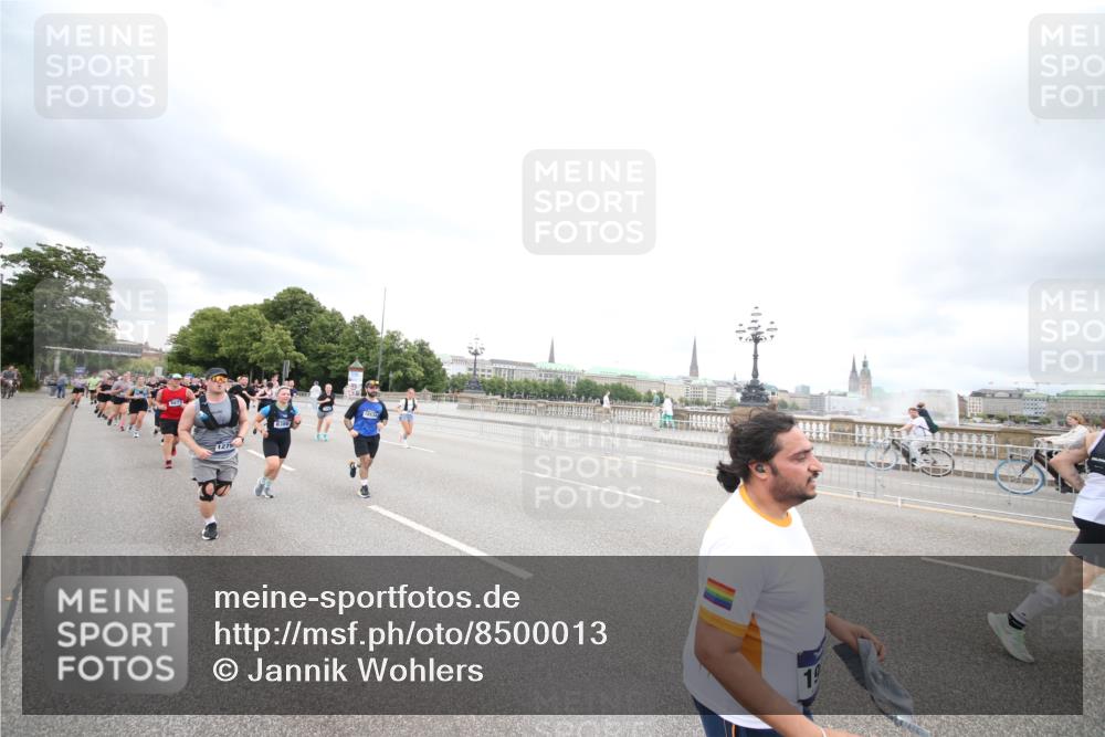 29.06.2025 - hella hamburg halbmarathon Jannik Wohlers http://msf.ph/oto/8500013 29.06.2025 10:57:06 Lombardsbrücke 1265, 1643, 2041, 3385, 3388, 3433, 3750, 4180, 4197, 5117, 5632, 5736, 5738, 6827, 6857, 7720, 7728, 8035, 8287, 8386, 8540, 8552, 8708, 8853, 8873, 9233, 9318, 9430, 9496, 9824, 10078, 10913, 10914, 11947, 12172, 12306, 12396, 12713, 12799, 12819, 13048, 13131, 13340, 13425, 13427, 13438, 13697, 14256, 14366, 14862, 14944, 14968, 15033, 15288, 15958, 16007, 16130, 18534 meine-sportfotos.de