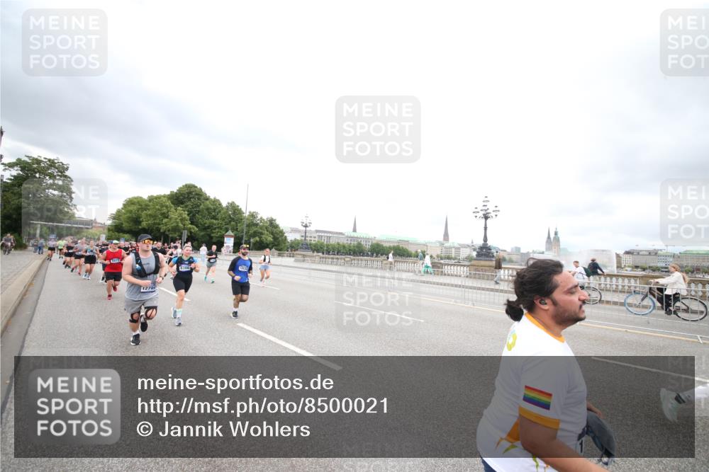 29.06.2025 - hella hamburg halbmarathon Jannik Wohlers http://msf.ph/oto/8500021 29.06.2025 10:57:06 Lombardsbrücke 1265, 1643, 2041, 3385, 3388, 3433, 3750, 4180, 4197, 5117, 5632, 5736, 5738, 6827, 6857, 7720, 7728, 8035, 8287, 8386, 8540, 8552, 8708, 8853, 8873, 9233, 9318, 9430, 9496, 9824, 10078, 10913, 10914, 11947, 12172, 12306, 12396, 12713, 12799, 12819, 13048, 13131, 13340, 13425, 13427, 13438, 13697, 14256, 14366, 14862, 14944, 14968, 15033, 15288, 15958, 16007, 16130, 18534 meine-sportfotos.de