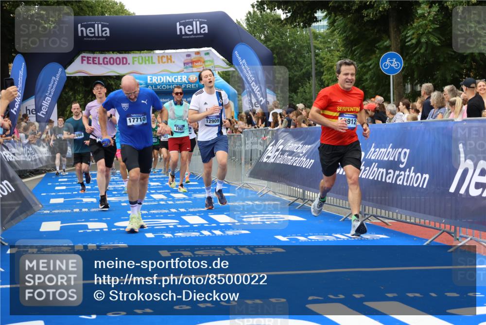 29.06.2025 - hella hamburg halbmarathon Strokosch-Dieckow http://msf.ph/oto/8500022 29.06.2025 10:53:27 Ziel 1030, 1061, 1098, 1499, 1727, 1783, 2070, 2354, 3399, 5866, 6198, 6628, 6629, 6942, 8651, 11068, 12490, 12909, 13912, 13997, 15113, 15497, 15838, 17710, 18134, 18450, 18612 meine-sportfotos.de