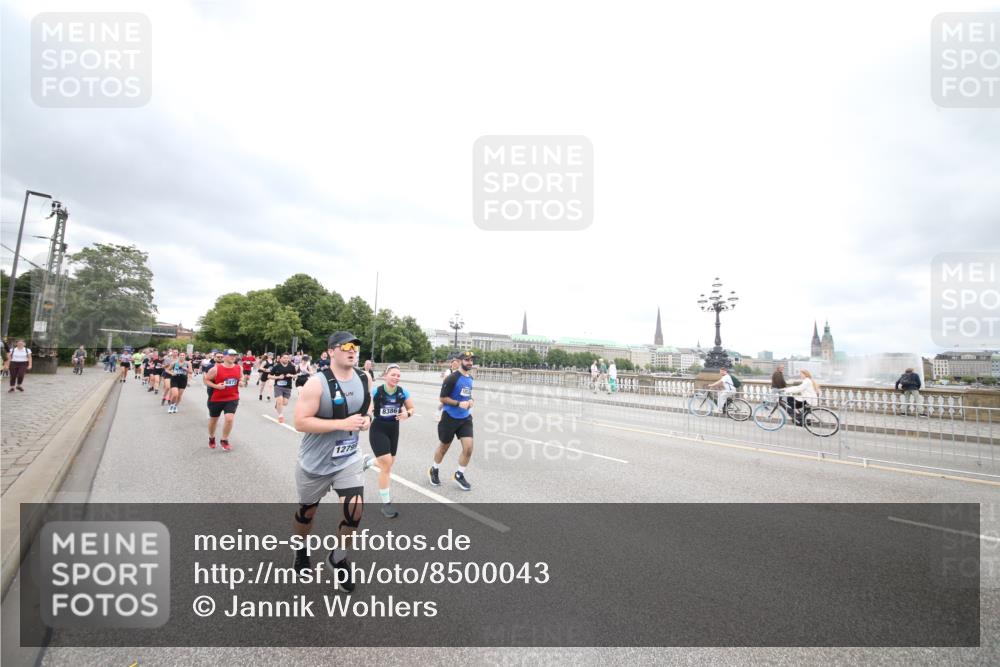 29.06.2025 - hella hamburg halbmarathon Jannik Wohlers http://msf.ph/oto/8500043 29.06.2025 10:57:06 Lombardsbrücke 1265, 1643, 2041, 3385, 3388, 3433, 3750, 4180, 4197, 5117, 5632, 5736, 5738, 6827, 6857, 7720, 7728, 8035, 8287, 8386, 8540, 8552, 8708, 8853, 8873, 9233, 9318, 9430, 9496, 9824, 10078, 10913, 10914, 11947, 12172, 12306, 12396, 12713, 12799, 12819, 13048, 13131, 13340, 13425, 13427, 13438, 13697, 14256, 14366, 14862, 14944, 14968, 15033, 15288, 15958, 16007, 16130, 18534 meine-sportfotos.de