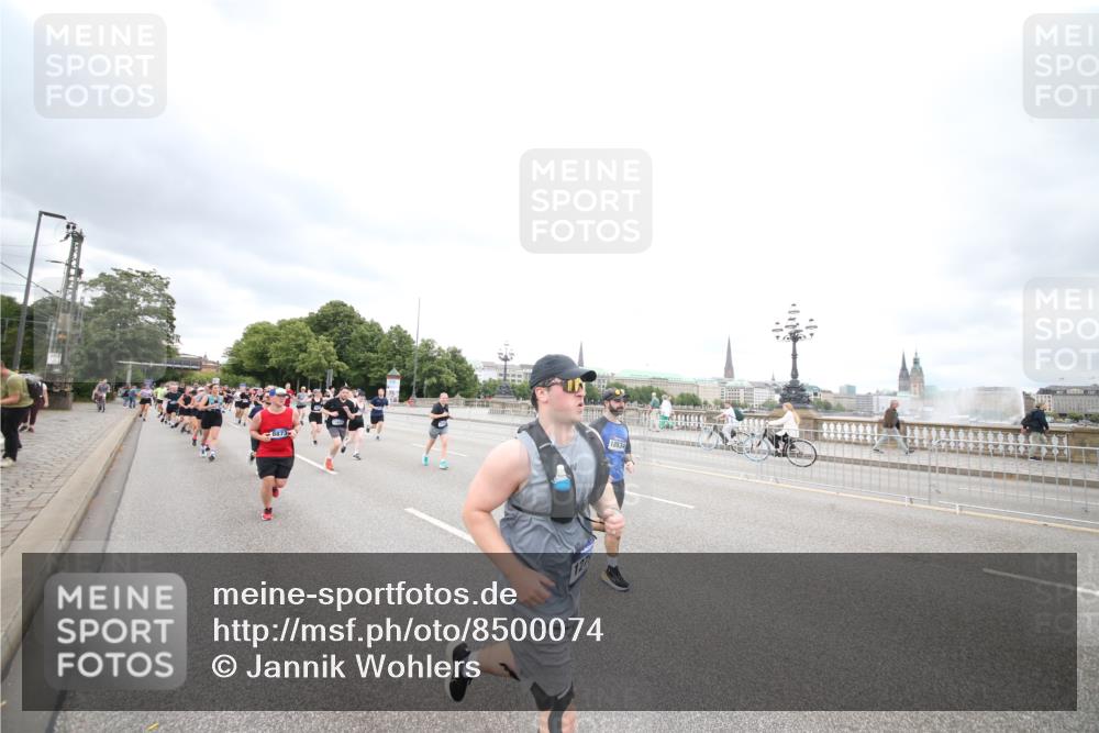 29.06.2025 - hella hamburg halbmarathon Jannik Wohlers http://msf.ph/oto/8500074 29.06.2025 10:57:07 Lombardsbrücke 1242, 1265, 1643, 2041, 3385, 3388, 3433, 3750, 3954, 4180, 4197, 4830, 5117, 5632, 5736, 5738, 6827, 6857, 7720, 7728, 8035, 8287, 8386, 8540, 8552, 8708, 8873, 9233, 9318, 9430, 9496, 9607, 9824, 10078, 10913, 10914, 11947, 12172, 12306, 12396, 12713, 12799, 12819, 13131, 13340, 13425, 13427, 13438, 13697, 14256, 14366, 14862, 14944, 14968, 15033, 15288, 15958, 16007, 16130, 18534 meine-sportfotos.de