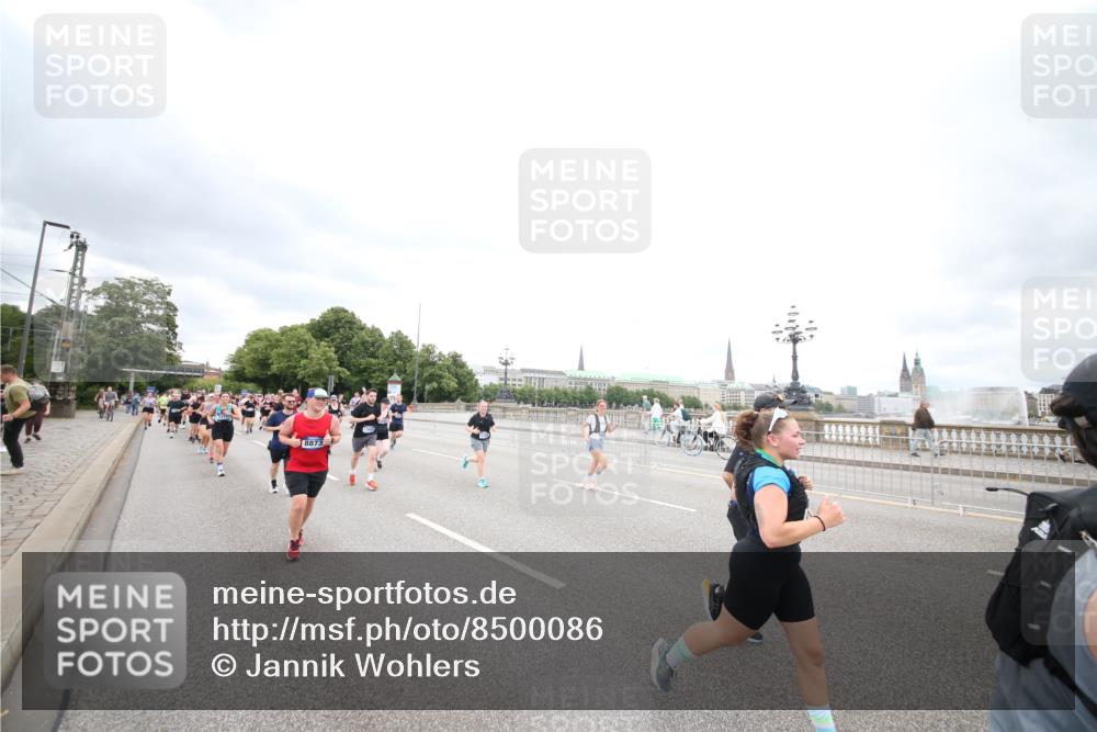 29.06.2025 - hella hamburg halbmarathon Jannik Wohlers http://msf.ph/oto/8500086 29.06.2025 10:57:07 Lombardsbrücke 1242, 1265, 1643, 2041, 3385, 3388, 3433, 3750, 3954, 4180, 4197, 4830, 5117, 5632, 5736, 5738, 6827, 6857, 7720, 7728, 8035, 8287, 8386, 8540, 8552, 8708, 8873, 9233, 9318, 9430, 9496, 9607, 9824, 10078, 10913, 10914, 11947, 12172, 12306, 12396, 12713, 12799, 12819, 13131, 13340, 13425, 13427, 13438, 13697, 14256, 14366, 14862, 14944, 14968, 15033, 15288, 15958, 16007, 16130, 18534 meine-sportfotos.de