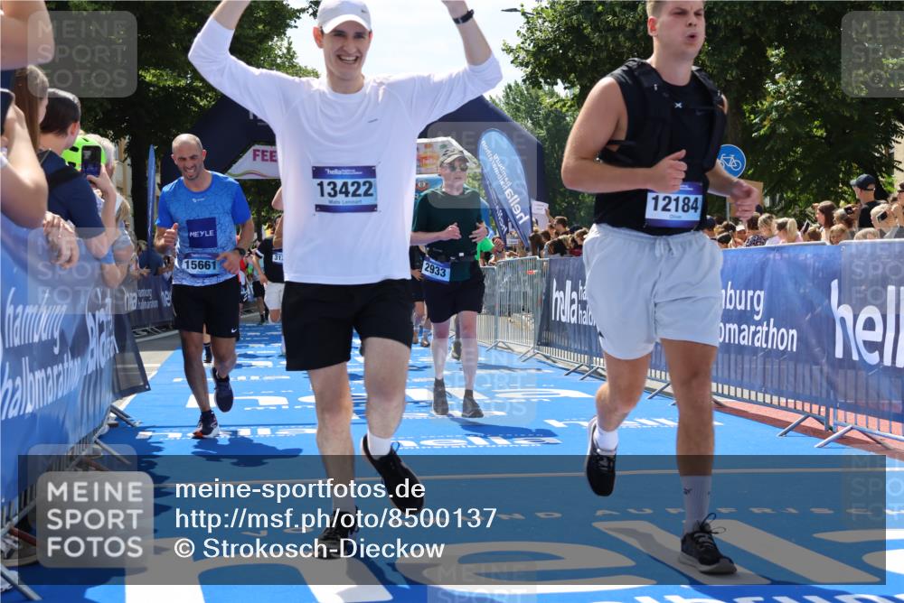 29.06.2025 - hella hamburg halbmarathon Strokosch-Dieckow http://msf.ph/oto/8500137 29.06.2025 11:34:06 Ziel 1029, 1518, 2933, 3010, 3122, 3511, 3880, 5028, 5055, 5495, 5557, 6092, 6093, 7140, 7522, 7570, 9573, 9715, 10561, 12184, 12755, 12869, 13422, 15004, 15661, 15870, 17412, 17443, 18998, 19006 meine-sportfotos.de