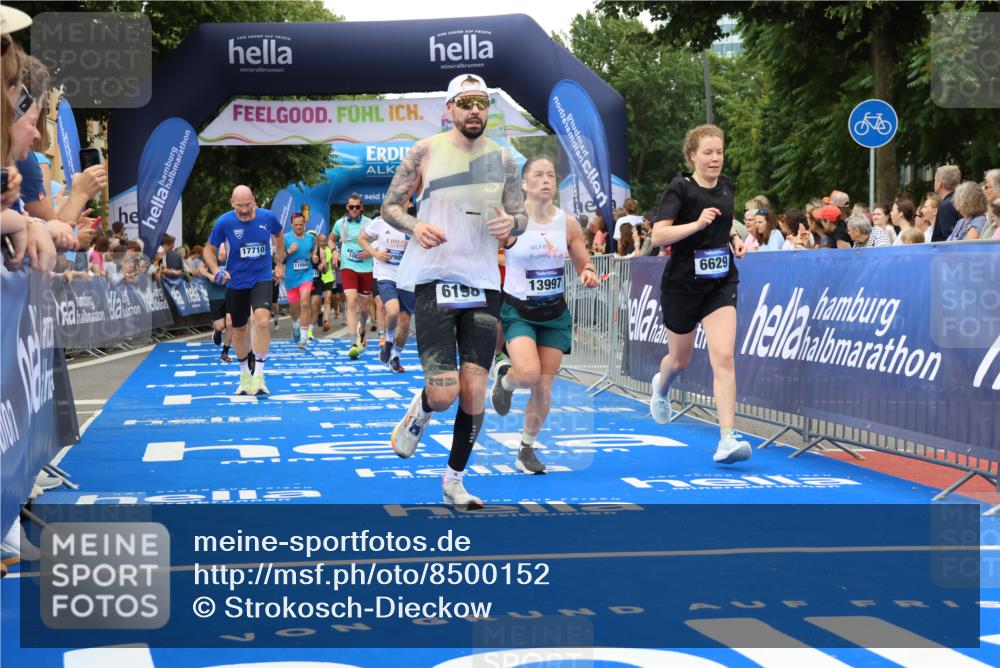 29.06.2025 - hella hamburg halbmarathon Strokosch-Dieckow http://msf.ph/oto/8500152 29.06.2025 10:53:25 Ziel 1061, 1098, 1499, 1683, 1727, 2070, 2354, 4065, 5866, 6198, 6629, 6942, 8651, 11068, 11844, 12490, 12909, 13912, 13997, 15113, 15497, 15681, 15838, 17710, 18134, 18450, 18612, 18901 meine-sportfotos.de