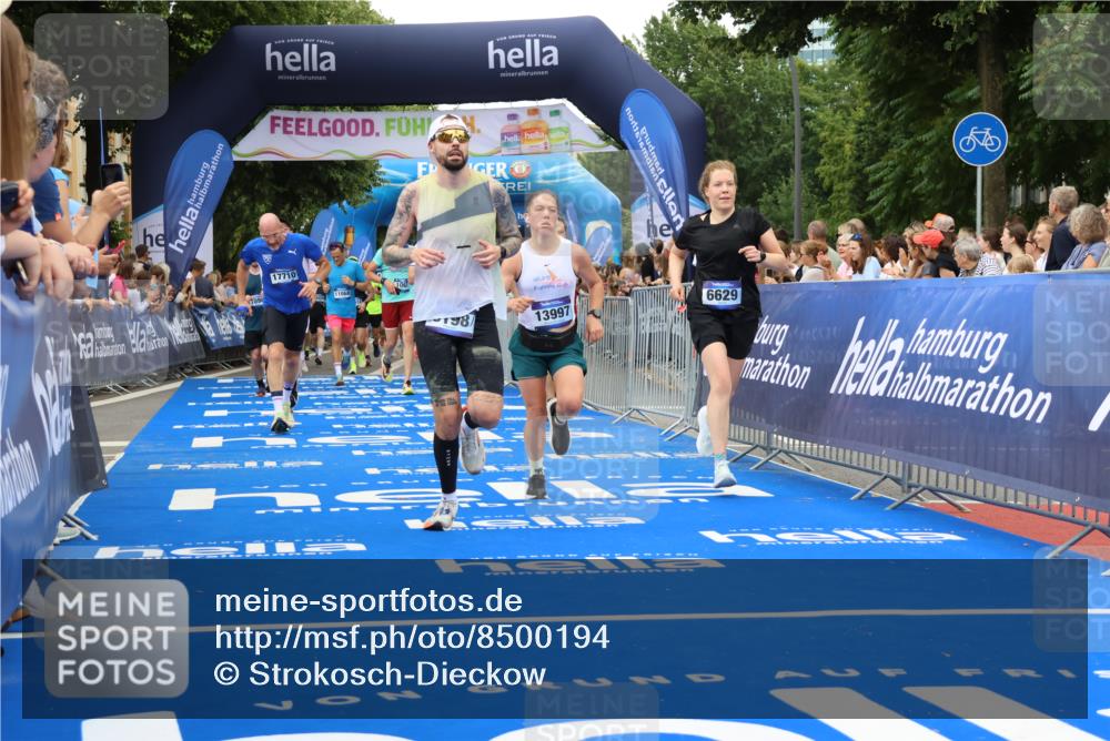 29.06.2025 - hella hamburg halbmarathon Strokosch-Dieckow http://msf.ph/oto/8500194 29.06.2025 10:53:25 Ziel 1061, 1098, 1499, 1683, 1727, 2070, 2354, 4065, 5866, 6198, 6629, 6942, 8651, 11068, 11844, 12490, 12909, 13912, 13997, 15113, 15497, 15681, 15838, 17710, 18134, 18450, 18612, 18901 meine-sportfotos.de