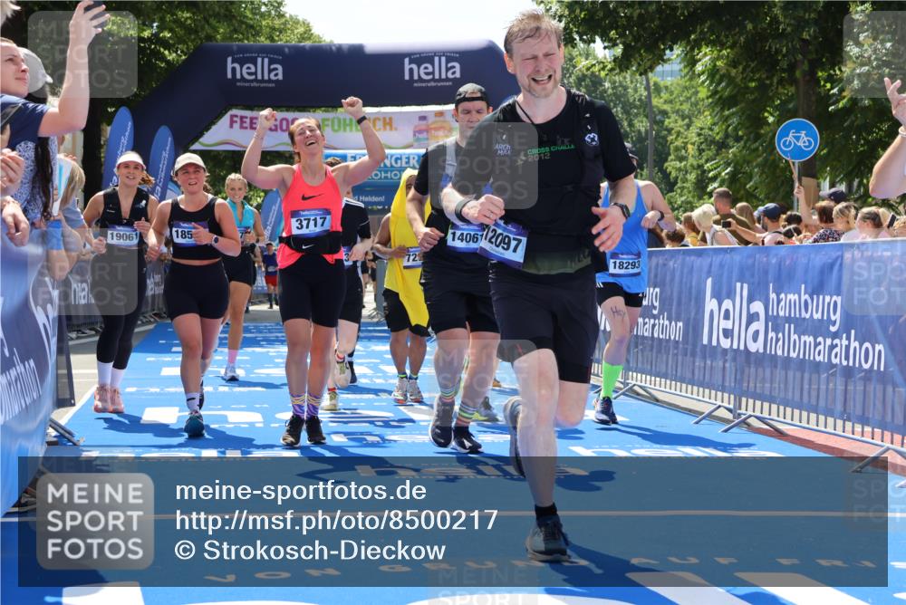 29.06.2025 - hella hamburg halbmarathon Strokosch-Dieckow http://msf.ph/oto/8500217 29.06.2025 11:34:18 Ziel 1102, 1472, 1479, 1518, 1627, 3717, 5028, 5055, 5495, 5604, 6821, 7235, 7823, 8716, 9573, 9799, 10561, 12097, 12237, 12238, 12408, 12508, 12573, 13177, 13311, 17053, 18293, 18518, 19006, 19061 meine-sportfotos.de