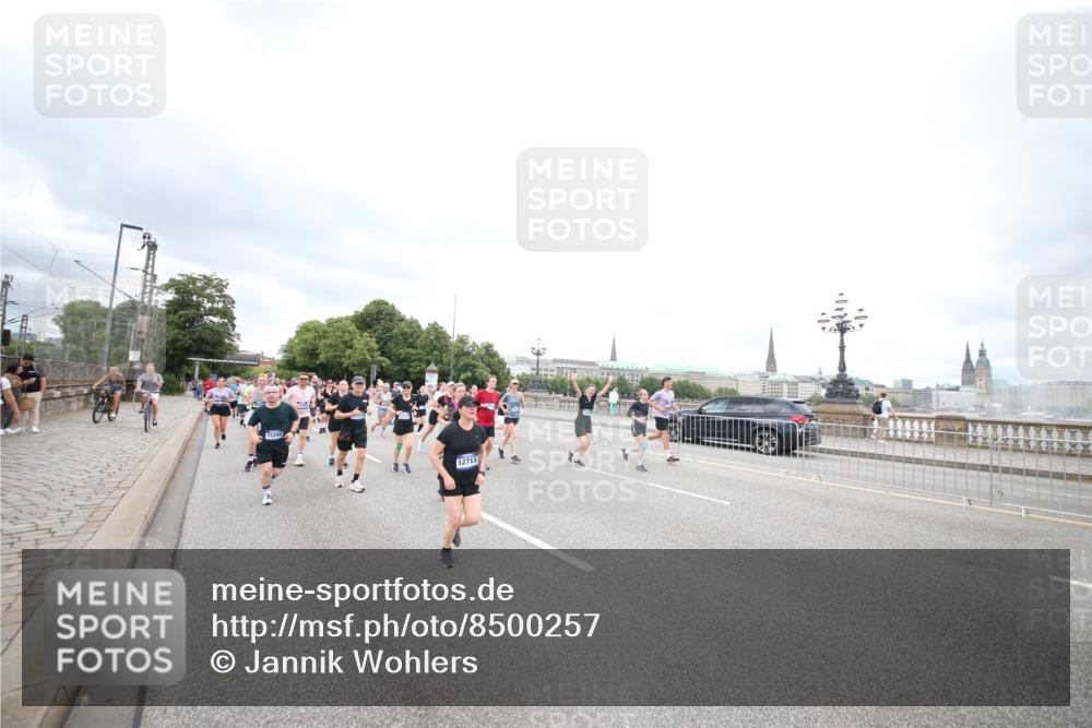 29.06.2025 - hella hamburg halbmarathon Jannik Wohlers http://msf.ph/oto/8500257 29.06.2025 10:57:13 Lombardsbrücke 1123, 1242, 1248, 1265, 1643, 2567, 3191, 3385, 3388, 3433, 3750, 3954, 4197, 4521, 4830, 5117, 5632, 5736, 6827, 6857, 6916, 7172, 7720, 8035, 8159, 8386, 8540, 8708, 8873, 9059, 9233, 9318, 9496, 9607, 9613, 9840, 10070, 10078, 10551, 10629, 10630, 11026, 11377, 11947, 12172, 12713, 12799, 12819, 13131, 13340, 13425, 13427, 14256, 14944, 14968, 15033, 15288, 15956, 15958, 16007, 16130, 18534 meine-sportfotos.de