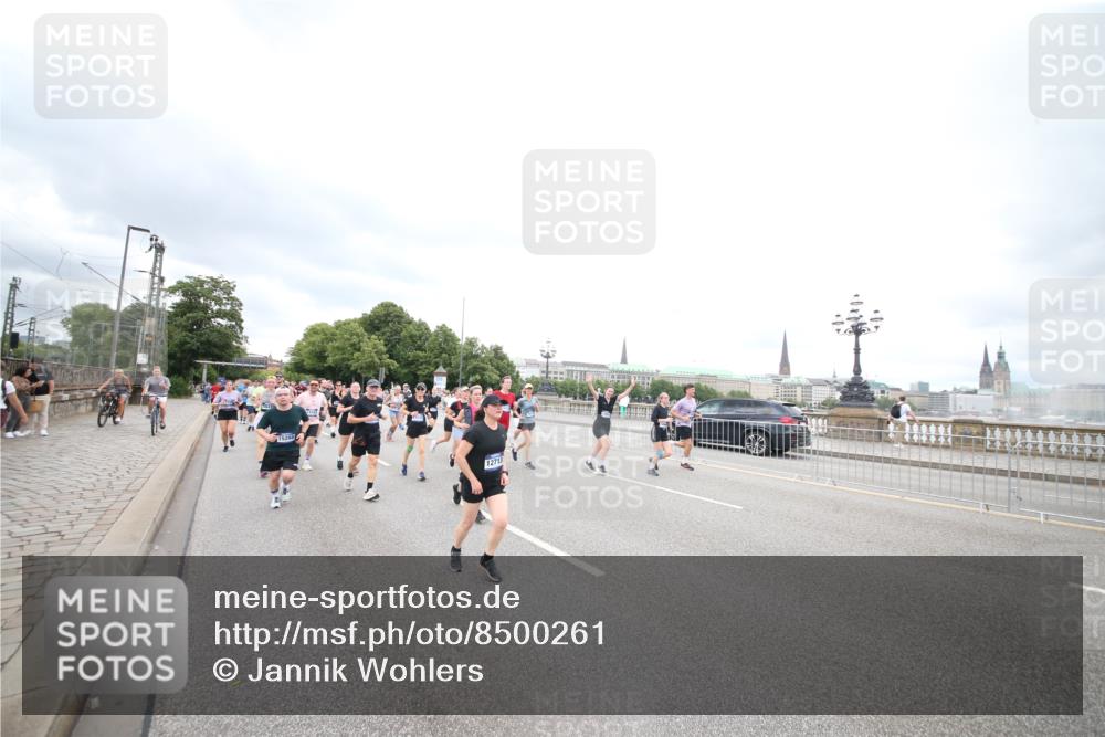29.06.2025 - hella hamburg halbmarathon Jannik Wohlers http://msf.ph/oto/8500261 29.06.2025 10:57:13 Lombardsbrücke 1123, 1242, 1248, 1265, 1643, 2567, 3191, 3385, 3388, 3433, 3750, 3954, 4197, 4521, 4830, 5117, 5632, 5736, 6827, 6857, 6916, 7172, 7720, 8035, 8159, 8386, 8540, 8708, 8873, 9059, 9233, 9318, 9496, 9607, 9613, 9840, 10070, 10078, 10551, 10629, 10630, 11026, 11377, 11947, 12172, 12713, 12799, 12819, 13131, 13340, 13425, 13427, 14256, 14944, 14968, 15033, 15288, 15956, 15958, 16007, 16130, 18534 meine-sportfotos.de
