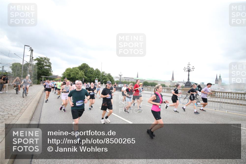 29.06.2025 - hella hamburg halbmarathon Jannik Wohlers http://msf.ph/oto/8500265 29.06.2025 10:57:14 Lombardsbrücke 1123, 1242, 1248, 1265, 1643, 2015, 2567, 3191, 3385, 3433, 3750, 3954, 4059, 4197, 4521, 4830, 5117, 5632, 5736, 6827, 6857, 6916, 7172, 7720, 8035, 8159, 8386, 8708, 8873, 9059, 9233, 9318, 9496, 9607, 9613, 9840, 10070, 10551, 10578, 10629, 10630, 11026, 11377, 11947, 12172, 12713, 12799, 12819, 13131, 13340, 13425, 13427, 13882, 14256, 14944, 14968, 15033, 15288, 15956, 15958, 16130, 18534 meine-sportfotos.de