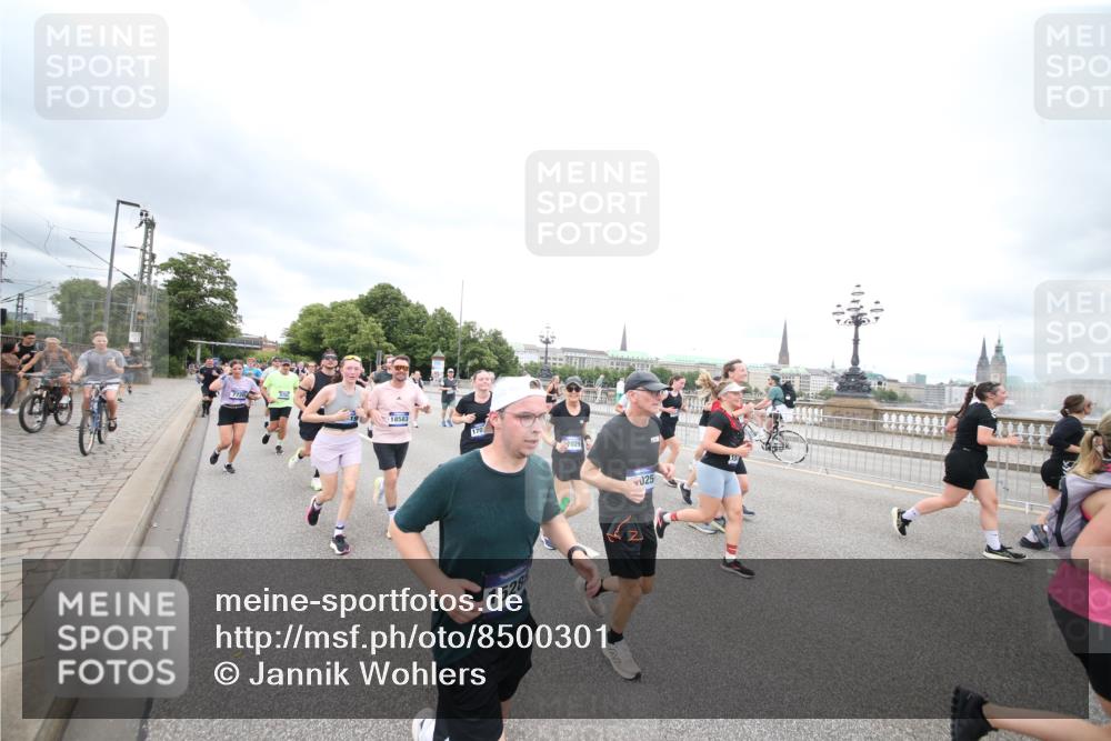 29.06.2025 - hella hamburg halbmarathon Jannik Wohlers http://msf.ph/oto/8500301 29.06.2025 10:57:15 Lombardsbrücke 1123, 1242, 1248, 1265, 1643, 2015, 2451, 2567, 3191, 3385, 3433, 3750, 3954, 4059, 4197, 4521, 4830, 5117, 5632, 5736, 6827, 6857, 6916, 7172, 7720, 8035, 8159, 8386, 8708, 8873, 9059, 9233, 9318, 9496, 9607, 9613, 9840, 10070, 10461, 10551, 10578, 10629, 10630, 11026, 11193, 11377, 11947, 12172, 12713, 12799, 12819, 13131, 13340, 13425, 13427, 13882, 14256, 14944, 14968, 15033, 15288, 15956, 15958, 16082, 16130 meine-sportfotos.de
