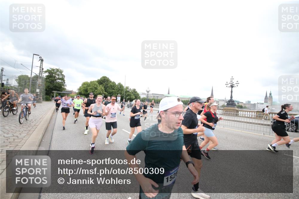 29.06.2025 - hella hamburg halbmarathon Jannik Wohlers http://msf.ph/oto/8500309 29.06.2025 10:57:15 Lombardsbrücke 1123, 1242, 1248, 1265, 1643, 2015, 2451, 2567, 3191, 3385, 3433, 3750, 3954, 4059, 4197, 4521, 4830, 5117, 5632, 5736, 6827, 6857, 6916, 7172, 7720, 8035, 8159, 8386, 8708, 8873, 9059, 9233, 9318, 9496, 9607, 9613, 9840, 10070, 10461, 10551, 10578, 10629, 10630, 11026, 11193, 11377, 11947, 12172, 12713, 12799, 12819, 13131, 13340, 13425, 13427, 13882, 14256, 14944, 14968, 15033, 15288, 15956, 15958, 16082, 16130 meine-sportfotos.de
