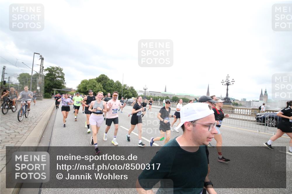 29.06.2025 - hella hamburg halbmarathon Jannik Wohlers http://msf.ph/oto/8500317 29.06.2025 10:57:15 Lombardsbrücke 1123, 1242, 1248, 1265, 1643, 2015, 2451, 2567, 3191, 3385, 3433, 3750, 3954, 4059, 4197, 4521, 4830, 5117, 5632, 5736, 6827, 6857, 6916, 7172, 7720, 8035, 8159, 8386, 8708, 8873, 9059, 9233, 9318, 9496, 9607, 9613, 9840, 10070, 10461, 10551, 10578, 10629, 10630, 11026, 11193, 11377, 11947, 12172, 12713, 12799, 12819, 13131, 13340, 13425, 13427, 13882, 14256, 14944, 14968, 15033, 15288, 15956, 15958, 16082, 16130 meine-sportfotos.de