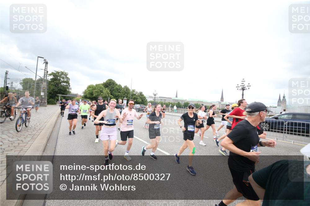 29.06.2025 - hella hamburg halbmarathon Jannik Wohlers http://msf.ph/oto/8500327 29.06.2025 10:57:15 Lombardsbrücke 1123, 1242, 1248, 1265, 1643, 2015, 2451, 2567, 3191, 3385, 3433, 3750, 3954, 4059, 4197, 4521, 4830, 5117, 5632, 5736, 6827, 6857, 6916, 7172, 7720, 8035, 8159, 8386, 8708, 8873, 9059, 9233, 9318, 9496, 9607, 9613, 9840, 10070, 10461, 10551, 10578, 10629, 10630, 11026, 11193, 11377, 11947, 12172, 12713, 12799, 12819, 13131, 13340, 13425, 13427, 13882, 14256, 14944, 14968, 15033, 15288, 15956, 15958, 16082, 16130 meine-sportfotos.de