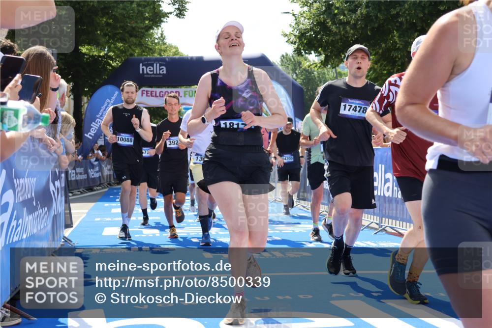29.06.2025 - hella hamburg halbmarathon Strokosch-Dieckow http://msf.ph/oto/8500339 29.06.2025 11:34:30 Ziel 1300, 1472, 2085, 3927, 4347, 5165, 6773, 7053, 8914, 9248, 9675, 9799, 10088, 10606, 10836, 11157, 12237, 12238, 12508, 13092, 13311, 14086, 14305, 15907, 17478, 18174, 18929, 19138, 19139 meine-sportfotos.de