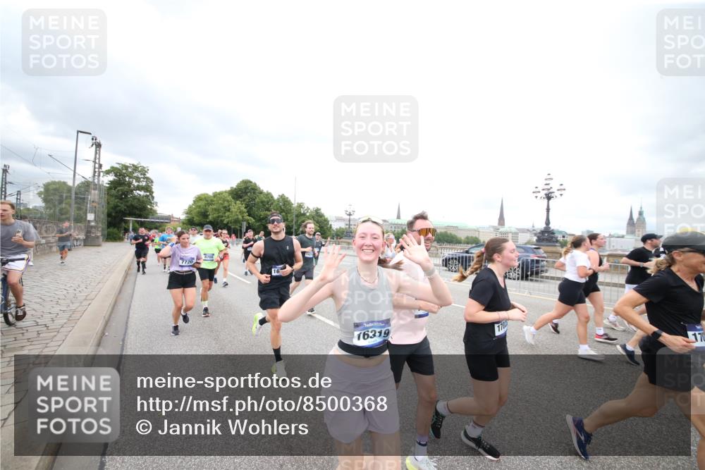 29.06.2025 - hella hamburg halbmarathon Jannik Wohlers http://msf.ph/oto/8500368 29.06.2025 10:57:16 Lombardsbrücke 1123, 1242, 1248, 1265, 1643, 2015, 2451, 2567, 3191, 3385, 3433, 3750, 3954, 4059, 4197, 4521, 4830, 5117, 5632, 5736, 6827, 6857, 6916, 7172, 7720, 8035, 8159, 8386, 8708, 8873, 9059, 9233, 9318, 9394, 9496, 9607, 9613, 9840, 10070, 10352, 10461, 10513, 10551, 10578, 10629, 10630, 11013, 11026, 11193, 11377, 11947, 12172, 12713, 12819, 13131, 13340, 13425, 13427, 13882, 14256, 14944, 14968, 15033, 15288, 15956, 15958, 16082, 16130 meine-sportfotos.de
