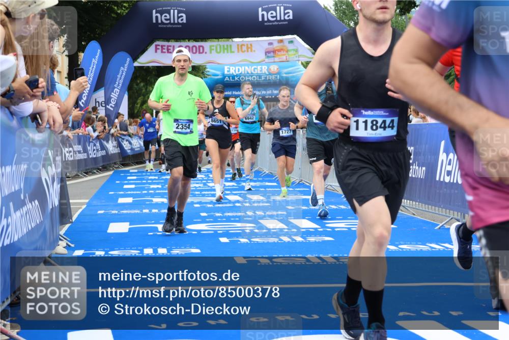 29.06.2025 - hella hamburg halbmarathon Strokosch-Dieckow http://msf.ph/oto/8500378 29.06.2025 10:53:20 Ziel 1683, 1727, 2074, 2354, 4065, 6198, 6629, 6942, 7312, 8361, 8651, 9142, 11844, 12490, 12875, 13912, 13997, 15179, 15681, 15838, 18134, 18901 meine-sportfotos.de
