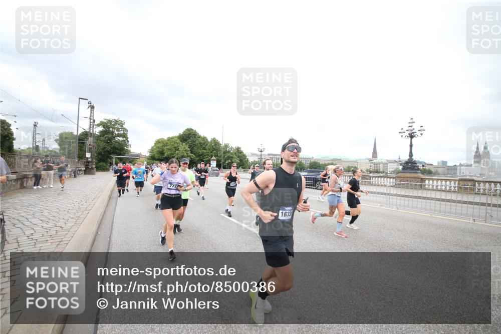 29.06.2025 - hella hamburg halbmarathon Jannik Wohlers http://msf.ph/oto/8500386 29.06.2025 10:57:17 Lombardsbrücke 1123, 1242, 1248, 1265, 1643, 2015, 2451, 2567, 2900, 3191, 3385, 3433, 3750, 3954, 4059, 4197, 4521, 4830, 5117, 5632, 5736, 6827, 6857, 6916, 7172, 7720, 8159, 8708, 8873, 9059, 9233, 9318, 9394, 9496, 9607, 9613, 9840, 10070, 10352, 10461, 10513, 10551, 10578, 10629, 10630, 11013, 11026, 11193, 11266, 11267, 11377, 11947, 12172, 12713, 12819, 13131, 13340, 13425, 13427, 13882, 14256, 14290, 14944, 14968, 15033, 15288, 15956, 15958, 16082, 16130 meine-sportfotos.de