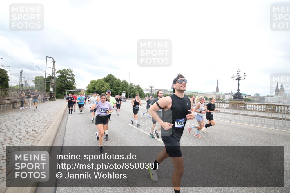 29.06.2025 - hella hamburg halbmarathon Jannik Wohlers http://msf.ph/oto/8500391 29.06.2025 10:57:17 Lombardsbrücke 1123, 1242, 1248, 1265, 1643, 2015, 2451, 2567, 2900, 3191, 3385, 3433, 3750, 3954, 4059, 4197, 4521, 4830, 5117, 5632, 5736, 6827, 6857, 6916, 7172, 7720, 8159, 8708, 8873, 9059, 9233, 9318, 9394, 9496, 9607, 9613, 9840, 10070, 10352, 10461, 10513, 10551, 10578, 10629, 10630, 11013, 11026, 11193, 11266, 11267, 11377, 11947, 12172, 12713, 12819, 13131, 13340, 13425, 13427, 13882, 14256, 14290, 14944, 14968, 15033, 15288, 15956, 15958, 16082, 16130 meine-sportfotos.de