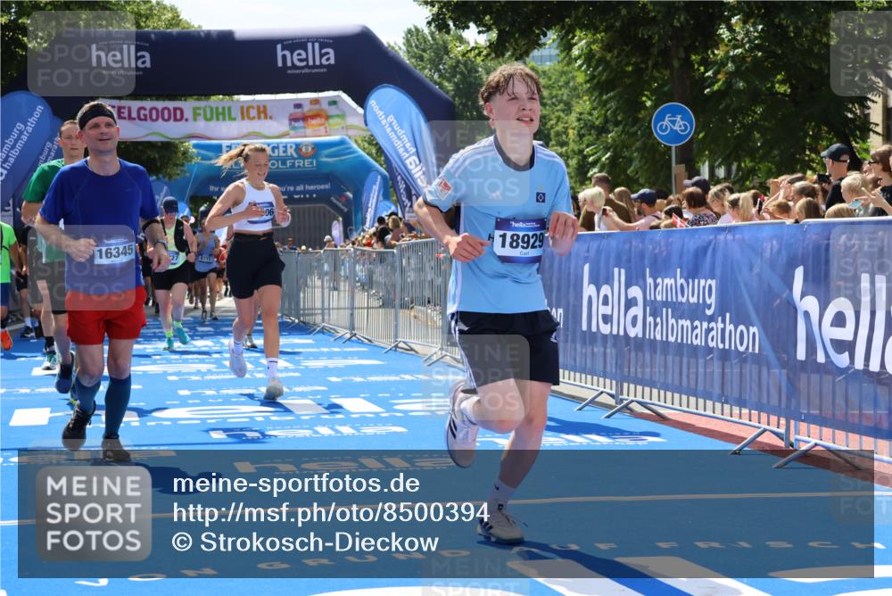 29.06.2025 - hella hamburg halbmarathon Strokosch-Dieckow http://msf.ph/oto/8500394 29.06.2025 11:34:35 Ziel 1300, 2085, 3927, 3995, 4347, 5165, 6515, 6773, 7053, 8914, 9248, 9675, 10088, 10606, 10836, 11157, 11921, 12826, 12827, 13092, 14305, 16345, 16762, 17478, 17675, 18174, 18929, 19138, 19139 meine-sportfotos.de