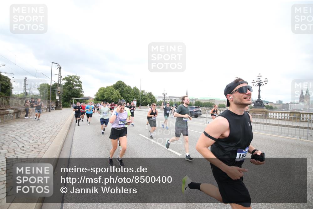 29.06.2025 - hella hamburg halbmarathon Jannik Wohlers http://msf.ph/oto/8500400 29.06.2025 10:57:17 Lombardsbrücke 1123, 1242, 1248, 1265, 1643, 2015, 2451, 2567, 2900, 3191, 3385, 3433, 3750, 3954, 4059, 4197, 4521, 4830, 5117, 5632, 5736, 6827, 6857, 6916, 7172, 7720, 8159, 8708, 8873, 9059, 9233, 9318, 9394, 9496, 9607, 9613, 9840, 10070, 10352, 10461, 10513, 10551, 10578, 10629, 10630, 11013, 11026, 11193, 11266, 11267, 11377, 11947, 12172, 12713, 12819, 13131, 13340, 13425, 13427, 13882, 14256, 14290, 14944, 14968, 15033, 15288, 15956, 15958, 16082, 16130 meine-sportfotos.de